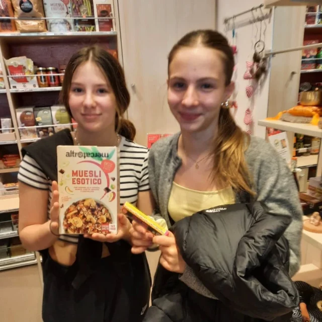 Was kostet die Welt? ☕🌍

Die 5a war auf Lehrausgang im Weltladen und hat mit Frau Angelika Dax über Fairtrade gesprochen. 💬💡 Am Beispiel Kaffee wurde schnell klar: Ein fairer Preis bedeutet mehr als nur Geld – es geht um gerechte Löhne, bessere Arbeitsbedingungen und nachhaltigen Anbau. 🌱👩‍🌾

Schon mal Fairtrade-Kaffee probiert? Vielleicht schmeckt Gerechtigkeit ja besonders gut! 😏☕

#FairTrade #Weltladen #Lehrausgang #SchuleUnterwegs #KaffeeMitSinn #Südoststeiermark #Fürstenfeld #Südburgenland #BadGleichenberg #StAnna #JugendRegional #BorgJennersdorf
#SportBORGJennersdorf
#seiborg #schulezumwohlfühlen #fy #fyp #Jennersdorf
