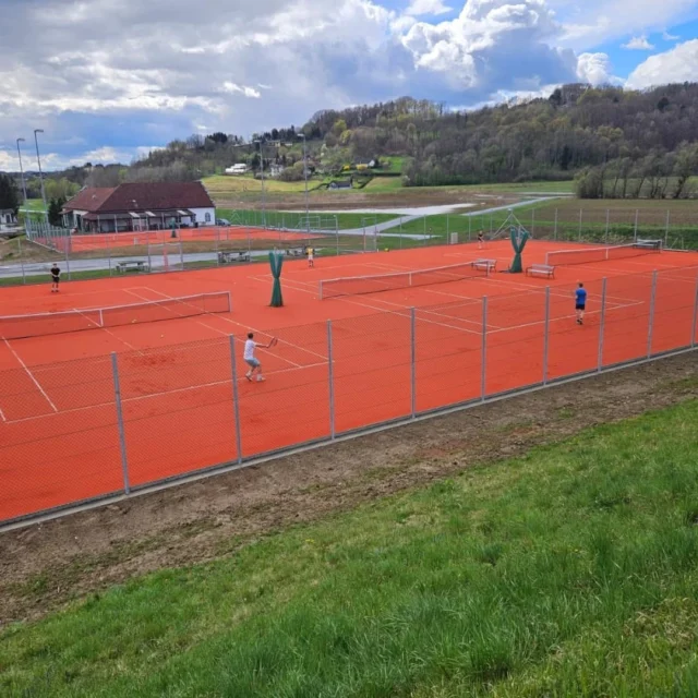 Game, Set, Match! 🎾🔥 
Heute war es soweit – die allererste Tenniseinheit des Sport-BORG Jennersdorf auf dem brandneuen Red Court des UTC Jennersdorf! 🏆💥 Danke für die mega Zusammenarbeit! Wer von euch hat Bock, selbst mal den Schläger zu schwingen? 😏🎾

#SportBORGJennersdorf #TennisTime #RedCourtVibes #GameOn #Südburgenland #Jennersdorf #BadGleichenberg #Fürstenfeld #StAnna #SportmachtSpaß #BorgJennersdorf
#seiborg
#schulezumwohlfühlen #fy #fyp @utc_jennersdorf