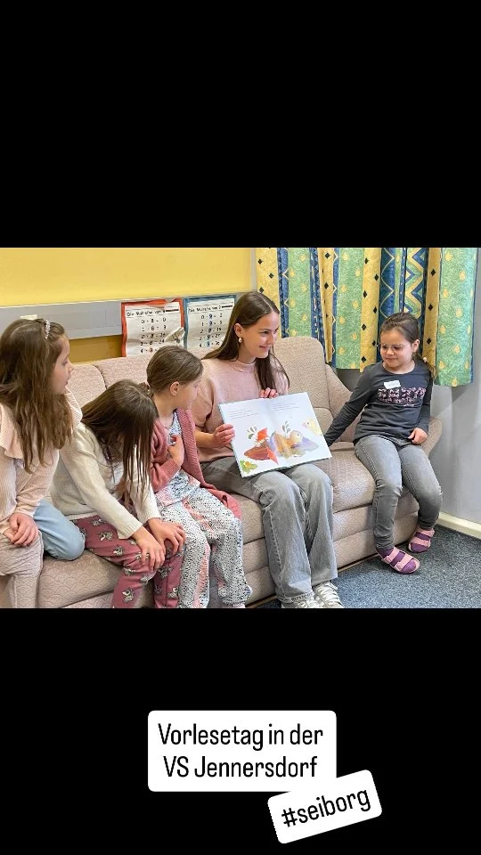 📖📚 Vorlesetag in der VS Jennersdorf mit der 6a 📚📖

Heute haben unsere Schülerinnen der 6a den Volksschülerinnen in Jennersdorf aus ihren Lieblingsbüchern der Kindheit vorgelesen – und das mit vollem Einsatz! 🎤✨ In kleinen Gruppen wurde nicht nur gelesen, sondern auch gespielt, gequizzt und gemeinsam gelacht. Die Kids waren begeistert – und wir sind mega stolz auf euch!💪🔥

#Vorlesetag #LesenMachtSpaß #6aOnTour #SchuleMitHerz #Südoststeiermark #Südburgenland #Jennersdorf #Fürstenfeld #BadGleichenberg #StAnna #Lesepower #BorgJennersdorf #SportBORGJennersdorf #seiborg #schulezumwohlfühlen #fy #fyp