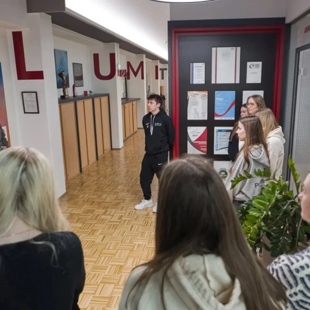✨Hightech & Business hautnah erleben!✨

Heute Nachmittag waren die NaWi-Schüler:innen der 7. Klasse und die Teilnehmer:innen des Unternehmerführerscheins der 8. Klasse bei Lumitech im Technologiezentrum Jennersdorf. 💡🔬

Der Spezialist für smarte LED-Lichtlösungen zeigte uns, wie innovative Technologien entwickelt werden – von der Forschung bis zur Produktion! 🤯💡 Besonders spannend: Der echte Einsatz von Licht in Industrie, Handel und für moderne Leuchtmittel.

Du willst auch die Zukunft mitgestalten? Dann bleib dran! 🚀

#InnovationErleben #SchuleMeetsWirtschaft #TechIsTheFuture #Lehrausgang #Südburgenland #Jennersdorf #Fürstenfeld #StAnna #BadGleichenberg #BorgJennersdorf
#SportBORGJennersdorf
#seiborg #schulezumwohlfühlen #fy #fyp #lumitec #südoststeiermark @lumitech.lighting