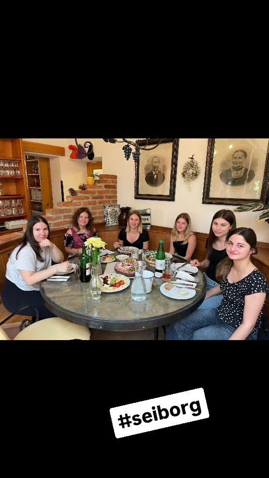 Die Erasmus+ Woche ist vorbei – aber die Erinnerungen bleiben!
Schüler*innen aus Spanien und Ungarn waren bei uns in Jennersdorf zu Gast. Gemeinsam haben wir viel erlebt: coole Ausflüge, Spaß in der Schule, Sport, Kultur & vor allem neue Freundschaften geschlossen.
Wir sagen DANKE für eine unvergessliche Woche – #erasmusfeeling pur!

#erasmusplus #borgjennersdorf #sportborg #schüleraustausch #europaverbindet #friendsforlife #jennersdorf #südburgenland #südoststeiermark #fürstenfeld #stanna #badgleichenberg #feldbach #fehring #cooleschool #erasmusabenteuer #14unddabei #schulemalanders #austauschmachtspaß #seiborg #sportborg #schulezumwohlfühlen #fy #fyp