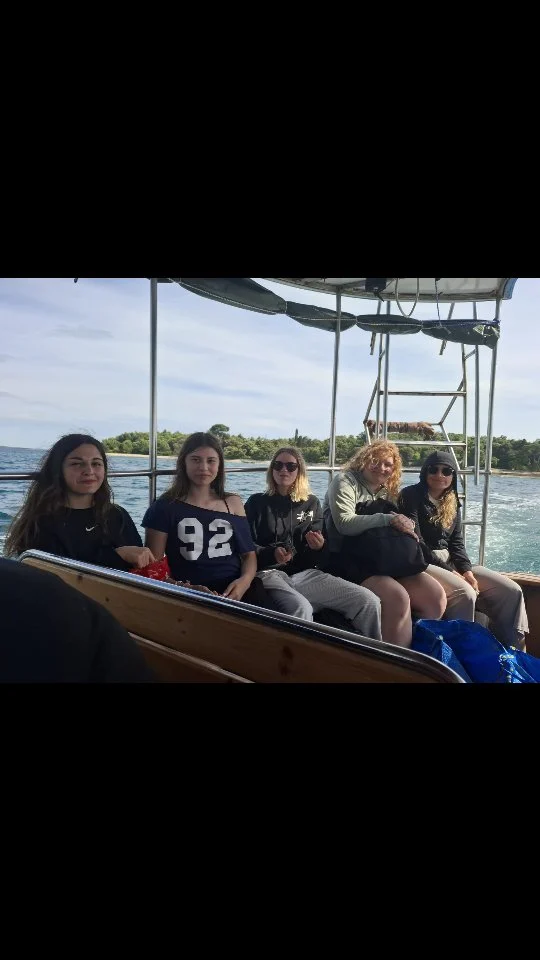 📢 Meer erleben statt nur drüber lernen! 🌊🐠
Die 6. Klasse des BORG Jennersdorf war bei den marinbiologischen Tagen in Rovinj unterwegs – und hat die Unterwasserwelt live erforscht! 🧪🦀 Vom Schnorcheln im kristallklaren Meer bis zur Untersuchung von Seeigeln und Krebsen im Labor – Biologie wird hier zum Abenteuer! 🔬🌞

Du liebst Natur, Meer & spannende Experimente? Dann bist du beim NAWI-Zweig am BORG Jennersdorf genau richtig! 🌍💡

➡️ Mehr entdecken – mehr erleben!
Borg Jennersdorf. Deine Zukunft beginnt hier.

#meeralsunterricht #borgjennersdorf #nawizweig #rovinj2025 #meerbiologie #scienceisfun #schulabenteuer #unterwasserwelt #feldbach #fürstenfeld #jennersdorf #badgleichenberg #fehring #südoststeiermark #cooleschool #oberschuleentdecken #14undneugierig #sportborgjennersdorf #seiborg #schulezumwohlfühlen